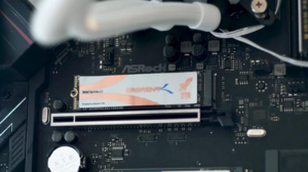 Sabrent rocket q4 2tb nvme pcie 4.0 m.2 ssd with heatsink 4